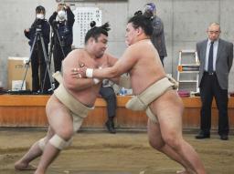 　合同稽古で熱戦を繰り広げた霧馬山（左）と豊昇龍＝両国国技館の相撲教習所