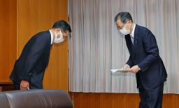　未着工が続くリニア中央新幹線静岡工区を巡り、斉藤国交相（右）から口頭で指導を受けたＪＲ東海の金子慎社長＝２１日午後、国交省