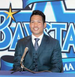 　契約更改交渉し、笑顔で記者の質問に答えるＤｅＮＡ・桑原＝２１日、横浜スタジアム（代表撮影）