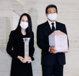 　亡くなった神田沙也加さんの火葬を終え、沈痛な面持ちで取材に応じる父で俳優の神田正輝さんと母の歌手松田聖子さん＝２１日午後、札幌市