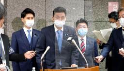 　在日米軍駐留経費負担に関する日米合意について、取材に応じる岸防衛相（中央）＝２１日午後、防衛省