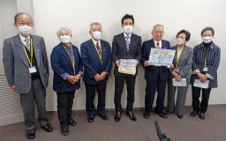 <p>　被団協の木戸季市事務局長（右から３人目）ら。中央は外務省の池松英浩軍縮不拡散・科学部審議官＝２１日、外務省</p>