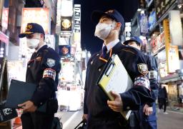 　東京都新宿区歌舞伎町で、雑居ビルの立ち入り検査に向かう東京消防庁の職員＝２１日夜