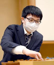 　第４７期棋王戦挑戦者決定戦で郷田真隆九段を破った永瀬拓矢王座＝２１日夜、東京都渋谷区の将棋会館