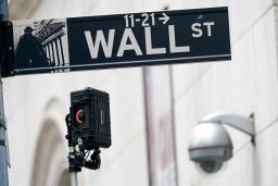 　ニューヨーク・ウォール街にある標識と監視カメラ（ＡＰ＝共同）