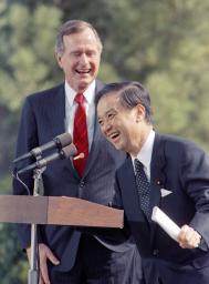 　１９９０年３月、ブッシュ（父）大統領（左）との首脳会談を終え、米パームスプリングズで会談の成果を発表する海部俊樹首相（ＡＰ＝共同）