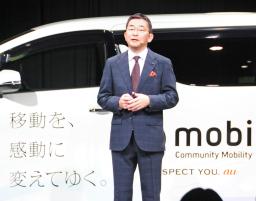 　新サービス「ｍｏｂｉ（モビ）」を発表するＫＤＤＩの高橋誠社長＝２２日午前、東京都千代田区