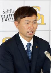 <p>　契約更改交渉を終え、記者会見するソフトバンク・中村晃＝２２日、ペイペイドーム</p>