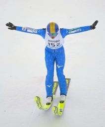 　２回目の飛躍で着地する、男子で優勝した岩佐勇研＝名寄市ピヤシリシャンツェ