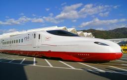 　ＪＲ九州の新しい新幹線「かもめ」の車両＝２２日午後、山口県下松市
