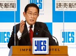 　東京都内のホテルで講演する岸田首相＝２２日午後