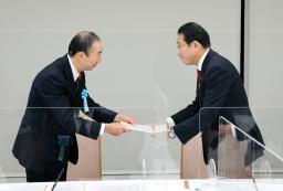 　安定的な皇位継承策を検討する有識者会議の清家篤座長（左）から報告書を受け取る岸田首相＝２２日午後、首相官邸