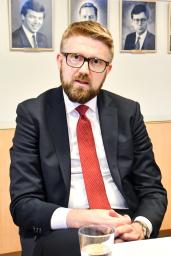 　オスロの外務省庁舎で単独会見に応じるノルウェーのペーテション外務副大臣＝１３日（共同）