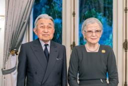 　仙洞仮御所で写真撮影に臨まれる上皇さまと上皇后美智子さま＝７日（宮内庁提供）