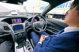 　高速道路で渋滞時にドライバーが手を離し自動走行する「レベル３」の車＝９月、東京都内