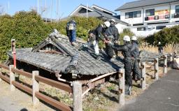 　劣化した被災家屋の解体作業をする作業員ら＝２３日午前、長崎県南島原市