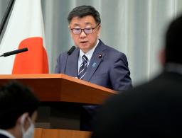 　記者会見する松野官房長官＝２３日午前、首相官邸