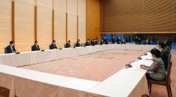 　首相官邸で開かれた政府与党政策懇談会＝２３日午前