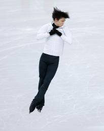 　公式練習で調整する羽生結弦＝さいたまスーパーアリーナ
