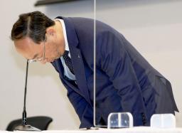 　検査不正問題などを巡る記者会見の冒頭、謝罪する三菱電機の漆間啓社長＝２３日午後、東京都千代田区