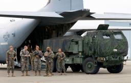 　日米共同訓練で、米軍輸送機から降ろされる海兵隊の高機動ロケット砲システム「ハイマース」＝７日、青森県八戸市の海上自衛隊八戸航空基地