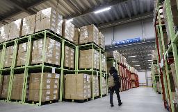 　山積みになって倉庫に保管されている布製の「アベノマスク」が入った段ボール箱＝２２日午前、東京近郊