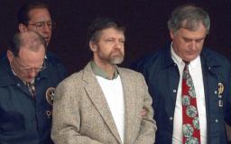 　１９９６年６月、連邦裁判所前で移送の車を待つ通称ユナボマーのカジンスキー受刑囚（中央）＝モンタナ州ヘレナ（ＡＰ＝共同）