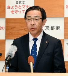 　記者会見する京都府の西脇隆俊知事＝２４日午後、京都府庁