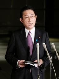 　記者団の取材に応じる岸田首相＝２４日午後、首相官邸