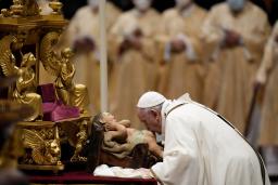 　２４日、バチカンのサンピエトロ大聖堂でクリスマスイブのミサを執り行うローマ教皇フランシスコ（ＡＰ＝共同）