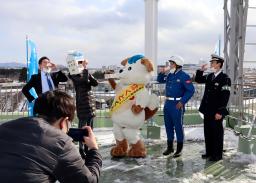　ＰＲ動画の撮影で牛乳を飲む警察官と道職員ら＝２３日、北海道函館市
