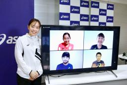 　小学生とのオンライン交流会に参加した卓球女子の石川佳純＝２５日、東京都内（（Ｃ）ＡＳＩＣＳ）
