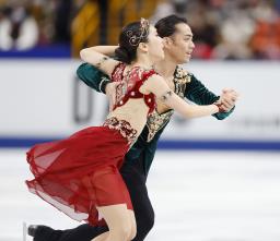 　アイスダンス・フリー　演技する村元哉中（手前）、高橋大輔組＝さいたまスーパーアリーナ