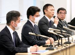　記者会見する拉致被害者家族会事務局長の飯塚耕一郎さん（中央右）、代表の横田拓也さん（同左）ら＝２５日午後、東京都港区