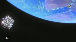 　ジェームズ・ウェッブ宇宙望遠鏡（左）と地球（ＮＡＳＡテレビより）