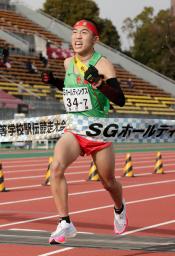 　全国高校駅伝男子で２年連続１１度目の優勝を果たした世羅のアンカー村上響＝たけびしスタジアム京都