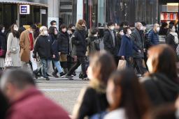 　２６日、東京・銀座を行き交う人たち。