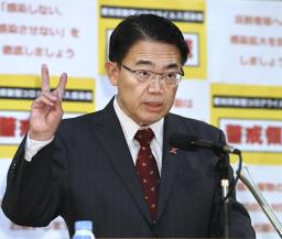 　愛知県内で「オミクロン株」の感染者が２人確認され、記者会見する大村秀章知事＝２６日午後、県庁