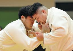 　決勝　対戦する羽賀龍之介（左）と太田彪雅＝講道館（代表撮影）