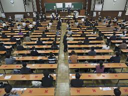 　大学入学共通テストに臨む受験生＝１月、東京・本郷の東京大学
