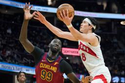 　キャバリアーズ戦で攻め込むラプターズの渡辺雄太（右）＝クリーブランド（ＡＰ＝共同）