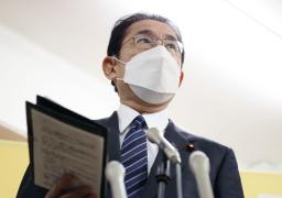 　ＮＰＯ法人「自立生活サポートセンター・もやい」での意見交換を終え、取材に応じる岸田首相＝２７日午前、東京都新宿区（代表撮影）