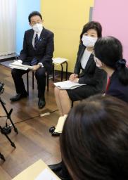 　ＮＰＯ法人「自立生活サポートセンター・もやい」で、生活困窮者の支援者らと意見交換する岸田首相（左端）ら＝２７日午前、東京都新宿区（代表撮影）