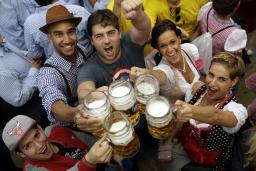 　２０１７年、コロナ禍前の、ドイツ伝統のビール祭り「オクトーバーフェスト」＝ミュンヘン（ＡＰ＝共同）