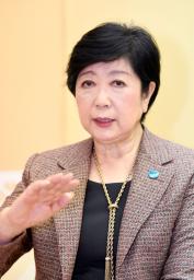 　インタビューに応じる東京都の小池百合子知事