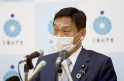 　オミクロン株感染者の濃厚接触者の受験について記者会見する末松文科相＝２７日夜、文科省