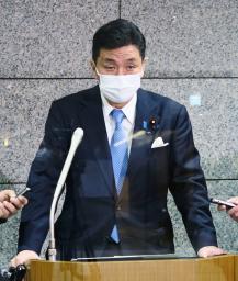 　中国国防相とのテレビ電話会談後、記者会見する岸防衛相＝２７日夜、防衛省