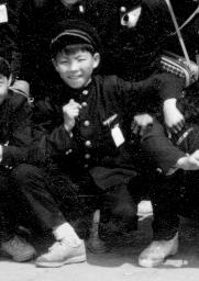 　１９６３年５月、独特のスタイルで中２の遠足の記念写真に納まる大場政夫＝埼玉県の長瀞渓谷