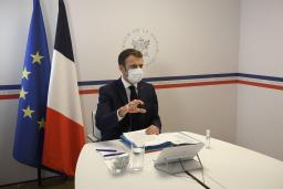　２７日、新型コロナウイルスのワクチン接種を巡り、閣議を開いたフランスのマクロン大統領＝フランス南東部（ロイター＝共同）