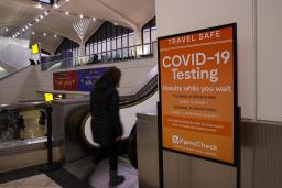 　飛行機に搭乗する前に新型コロナウイルスの検査に並ぶ人＝２７日、米ニュージャージー州のニューアーク国際空港（ゲッティ＝共同）